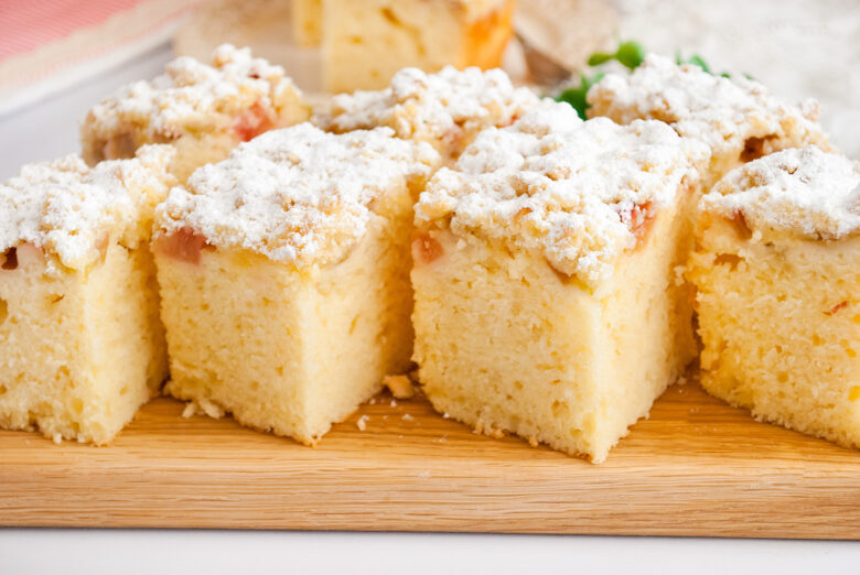 ciasto-jogurtowe-z-rabarbarem