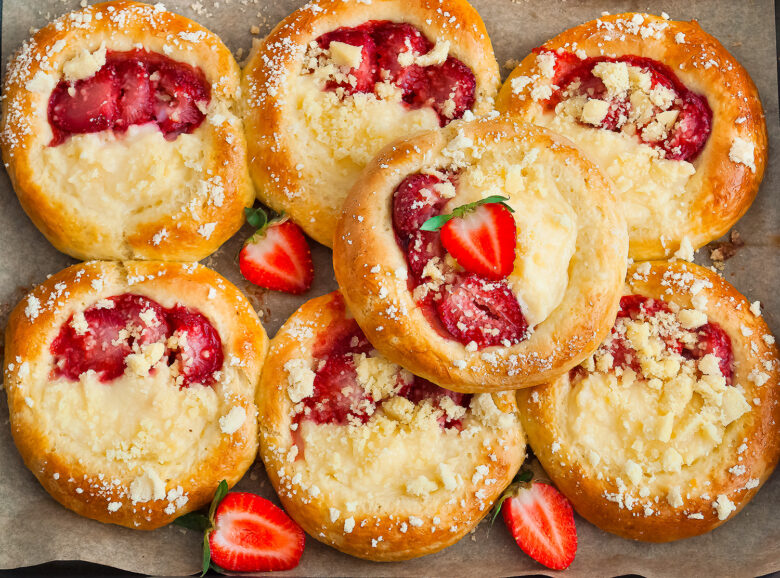 drożdżówki z truskawkami i budyniem