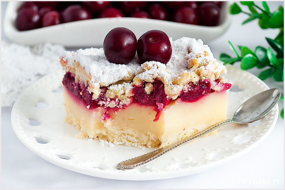 ciasto z budyniem i wiśniami