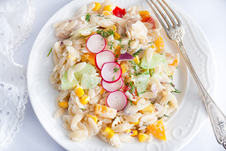 sałatka z kurczakiem i makaronem