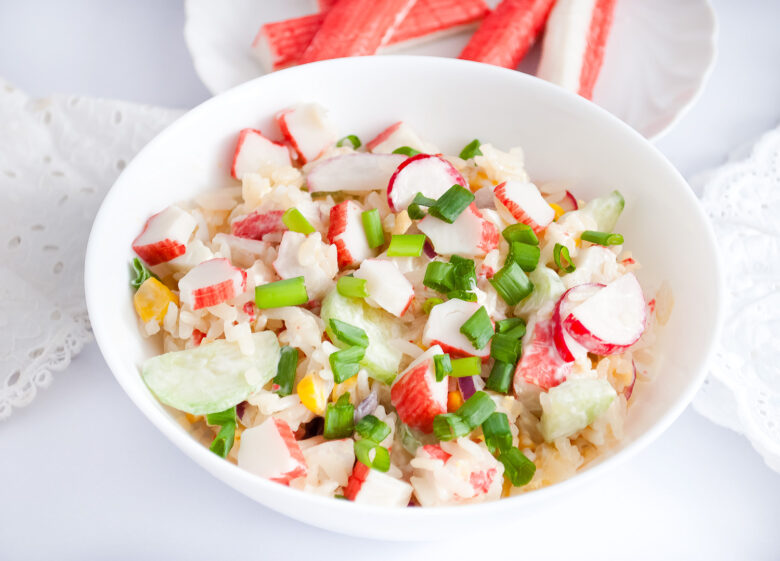 sałatka z paluszkami krabowymi