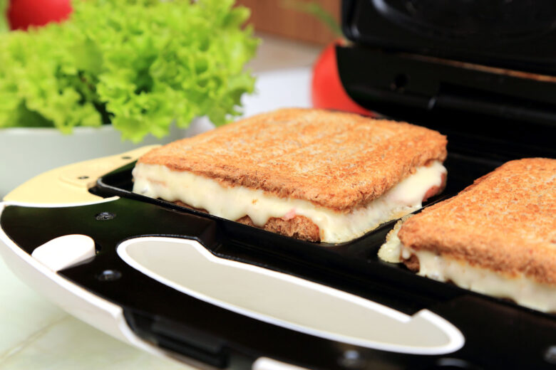 Widok na tosty z serem i szynką w opiekaczu