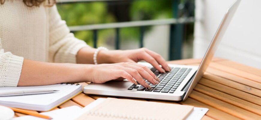 Фото женщина работает за ноутбуком