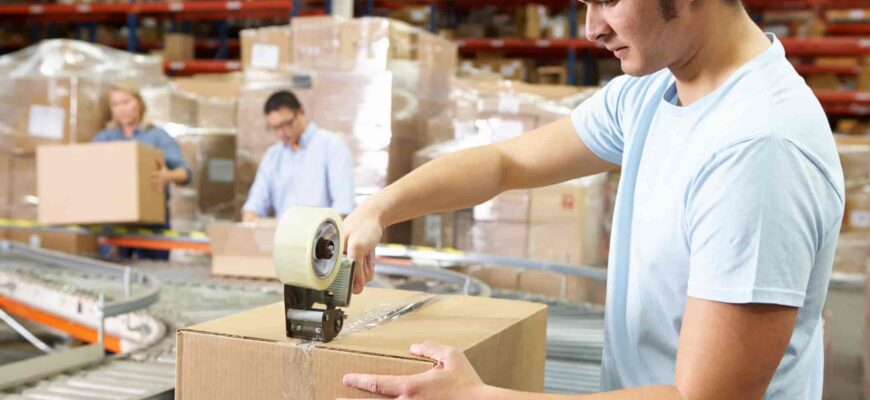 Фото работник склада упаковывает товары для продажи